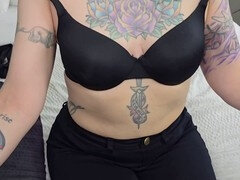 Enthousiasteling, Kokhalzen, Gotisch, Gigantische dildo, Orgasme, Alleen, Tatoeage, Slet