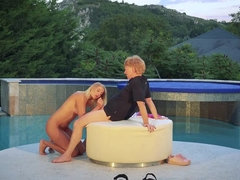 Arschlecken, Bikini, Blondine, Küssen, Natürlichen titten, Im freien, Pool, Jungendliche (18+)