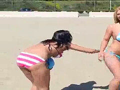 Пляж, Бикини, Брюнетки, Поцелуи, Лесбиянка, Массаж, Оргазм, Спорт