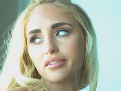 Grosse bite, Nue  à poil, Seins naturels, Petite femme, Chatte, Rasée, Maigrichonne, Nénés