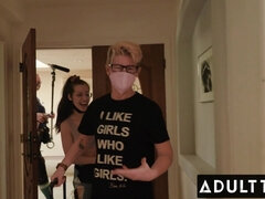 Entre bastidores, Culo grande, Erótico, Penetracion con dedos, Besar, Lesbiana, Tetas naturales, Coño