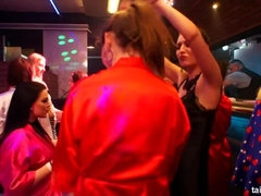 Blonde, Brunette brune, Hard, Interracial, Embrassement, Fête, Satin, Echangistes