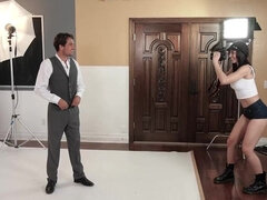 Grosse bite, Brunette brune, En gros plan de très près, Gorge profonde, Queue, En levrette, Seins naturels, Nénés