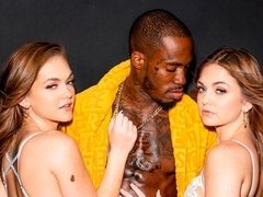 Cul, Gros cul, En levrette, 2 femmes 1 homme, Branlette thaïlandaise, Hard, Interracial, Plan cul à trois