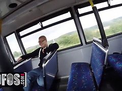 Sucer une bite, Bus, Voiture, 2 femmes 1 homme, Hd, De plein air, Public, Plan cul à trois