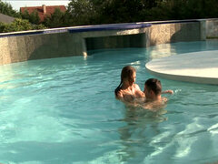 In den arsch, Blasen, Braunhaarige, Aufs gesicht abspritzen, Hd, Pool, Reiten, Nass