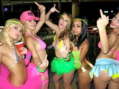 Nana, Gros cul, Grosse bite, Sucer une bite, En levrette, 2 femmes 1 homme, Adolescente, Nénés