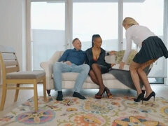 Beauté, Blonde, Voiture, 2 femmes 1 homme, Interracial, Chatte, Secrétaire, Plan cul à trois