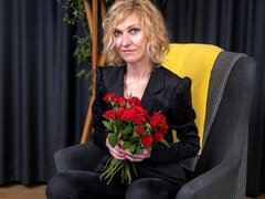 Leie, Grosser arsch, Grosse titten, Fingern, Masturbation, Reif, Natürlichen titten, Entkleiden