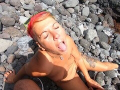 Strand, Blasen, Paar, Sperma im mund, Milf, Nackt, Im freien, Ablutschen