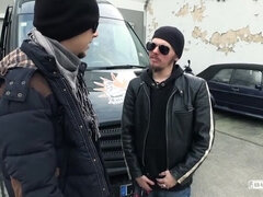 Brunette brune, Bus, Allemand, Hd, Interracial, De plein air, Plan cul à trois