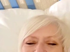イギリス人, イく瞬間, 指いじり, フィストファック, お婆さん, 手コキする, キス, 淫乱熟女