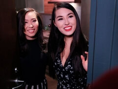 Gros cul, Gros seins, Sucer une bite, Brunette brune, Branlette thaïlandaise, Mère que j'aimerais baiser, Seins naturels, Plan cul à trois