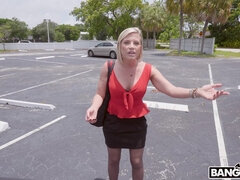 Leie, Blondine, Milf, Mutti, Im freien, Kurzes haar, Rock, Erotischer film