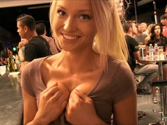 Grossier, Robe, Masturbation, Orgasme, Public, Solo, Gicler, Sous la jupe