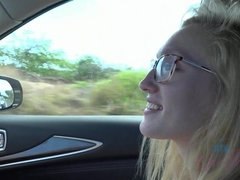 Blondine, Auto, Fingern, Freundin, Behaart, Orgasmus, Im freien, Titten