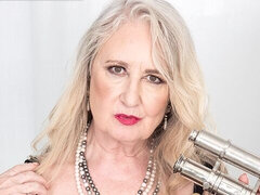 Grosser arsch, Grosse titten, Blondine, Fingern, Masturbation, Reif, Solo, Entkleiden