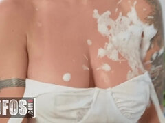 Gros seins, Sucer une bite, Brunette brune, Plantureuse, Éjaculer dans la bouche, Hard, Rasée, Mouillée