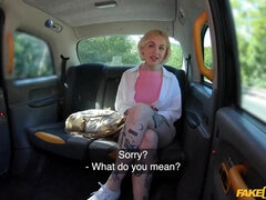 Blond, Auto, Kort haar, Rok, Softcore pornografie, Tatoeage