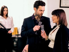 Grosser arsch, Grosser schwanz, Frau frau mann, Absätze, Interrassisch, Büro, Tätowierung, Flotter dreier