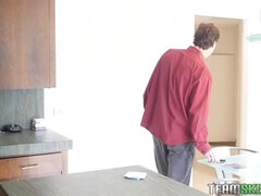 Kinderhüterin, Grosser arsch, Grosser schwanz, Kehlenfick, Hd, Rasiert