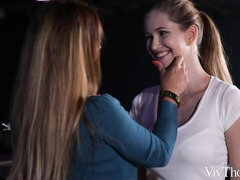 黒人, カワイイ, レズビアン, なめる, 下着, オマンコ, 剃毛, ストリッピング