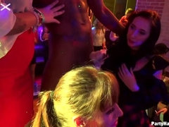 Noire, Sucer une bite, Groupe, Branlette thaïlandaise, Hard, Embrassement, Orgie, Fête