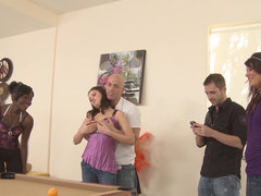 Tussi, Blondine, Blasen, Braunhaarige, Spermaladung, Schwanz, Aufs gesicht abspritzen, Interrassisch