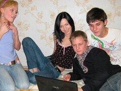 Grosser schwanz, Blondine, Blasen, Hundestellung, Flotter vierer, Hardcore, Russisch, Socken