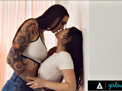 Asiatique, Gorge profonde, Doigter, Lesbienne, Petite femme, Grande, Tatouage, Adolescente