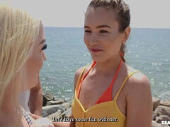 Strand, Vingeren, Zoenen, Natuurlijke tieten, Geschoren, Strippen, Tiener, Tieten likken