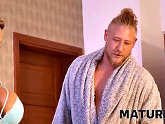 Blond, Tsjechisch, Daddy, Vriendin, Rijpe lesbienne, Geschoren, Stiefmoeder, Tatoeage