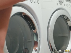 Amerikanisch, Grosse titten, Braunhaarige, Hundestellung, Aufs gesicht abspritzen, Masturbation, Kurzes haar, Tätowierung