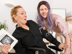 Grosser arsch, Grosser schwanz, Grosse titten, Hundestellung, Reif, Büro, Rotschopf, Kurzes haar