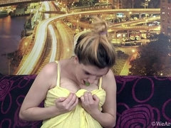 Blonde, Poilue, Lingerie, Mamelons bombés, Jarretelles