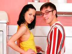 Cul, Grosse bite, Sucer une bite, En levrette, Cuisine, Seins naturels, Maigrichonne, Adolescente
