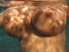 Leie, Grosser arsch, Grosse titten, Fingern, Masturbation, Milf, Entkleiden, Unter wasser
