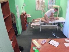 Blonde, Sucer une bite, Médecin, En levrette, Faciale, Branlette thaïlandaise, Hd, Seins naturels