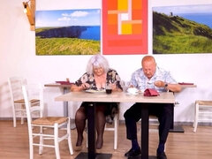Grosser schwanz, Grosse titten, Blasen, Geile alte tussi, Oma, Handjob, Ehemann, Reif