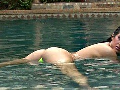 Brunette brune, De plein air, Piscine, Public