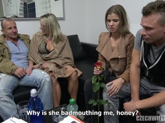 Blondine, Blasen, Braunhaarige, Tschechisch, Brille, Milf, Dürr, Frauentausch