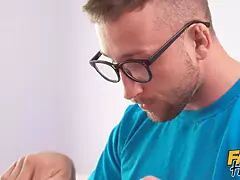 Sucer une bite, Brunette brune, Attrapée, Éjaculation interne, En levrette, Doigter, Hd, Criant