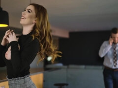 Gros cul, Sucer une bite, Queue, Hard, Masturbation, Bureau, Rousse roux, Adolescente