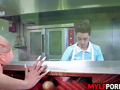 Grosser arsch, Grosser schwanz, Blasen, Vollbusig, Kehlenfick, Reif, Milf, Schreiend