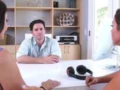 Большая жопа, Большой член, Большие сиськи, Минет, Брюнетки, Сперма во рту, Глубокая глотка, Втроем