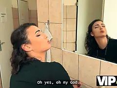 Braunhaarige, Betrug, Hd, Natürlichen titten, Pov, Schreiend, Toilette, Ehefrau