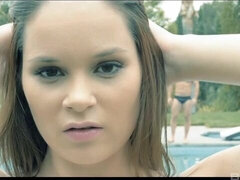 Gros seins, Brunette brune, Doigter, Masturbation, Seins naturels, Mamelons, De plein air, Adolescente