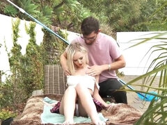 Nana, Blonde, Sucer une bite, Bondage, En gros plan de très près, Gorge profonde, Massage, Piscine