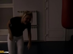Leie, Blondine, Blasen, Freundin, Sporthalle, Piercing, Öffentlich