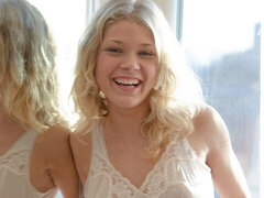 Gros seins, Blonde, Masturbation, Cheveux courts, Maigrichonne, Solo, Dénudage, Adolescente